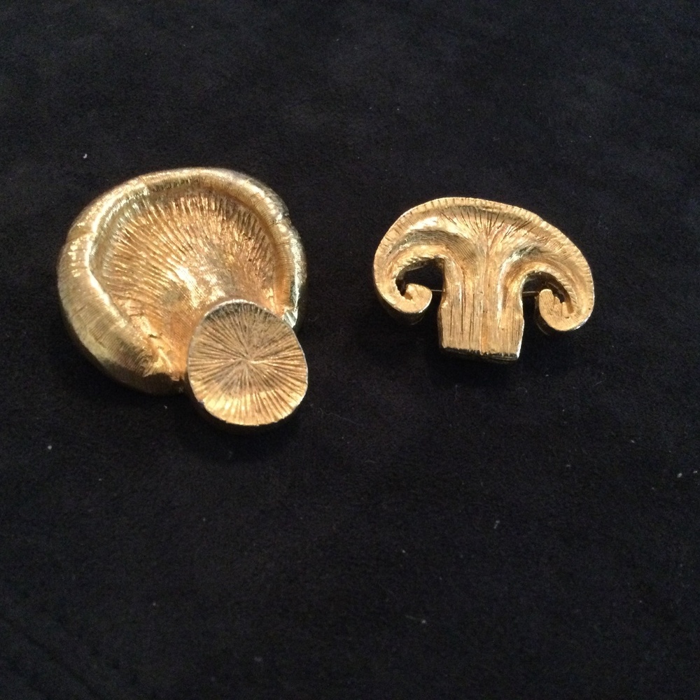 Mushroom pins large one is 1 3/4 x1 1/2 wide smaller 11/4 wide 7/8 wide